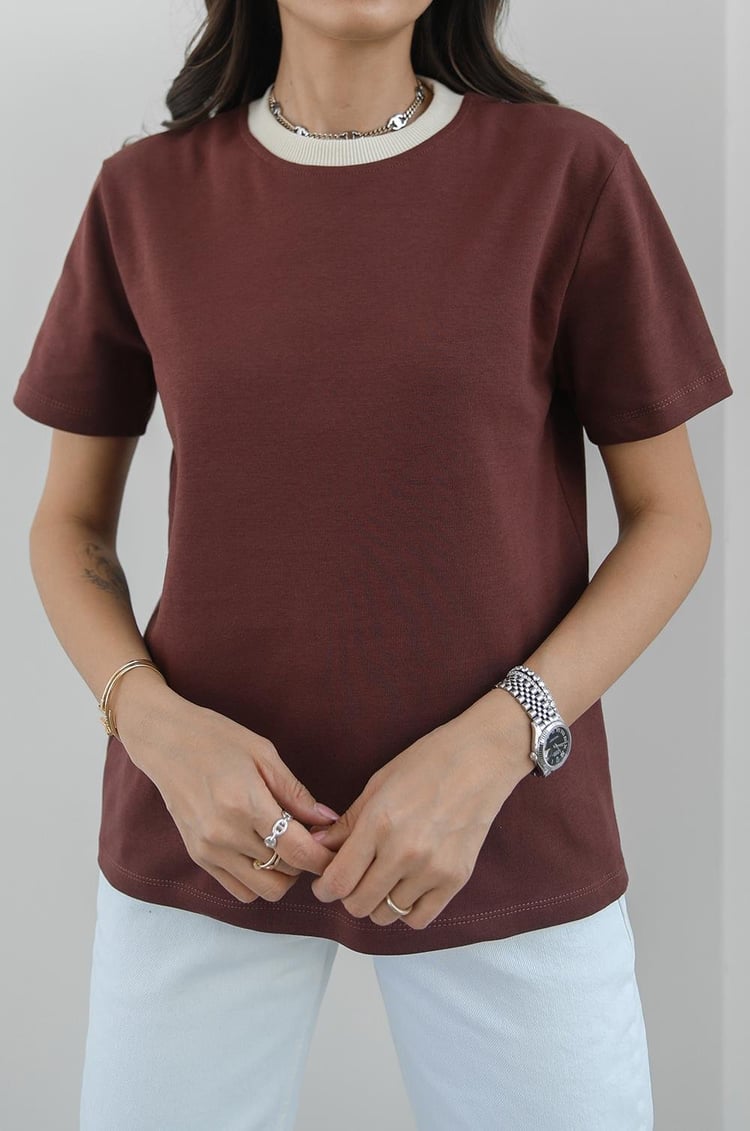 Kahverengi Yakası Biyeli Pamuklu Tişört