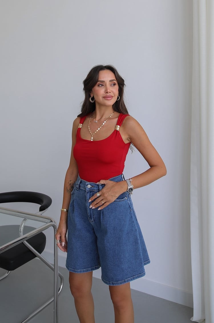 Kırmızı Kare Yaka Aksesuarlı Bluz