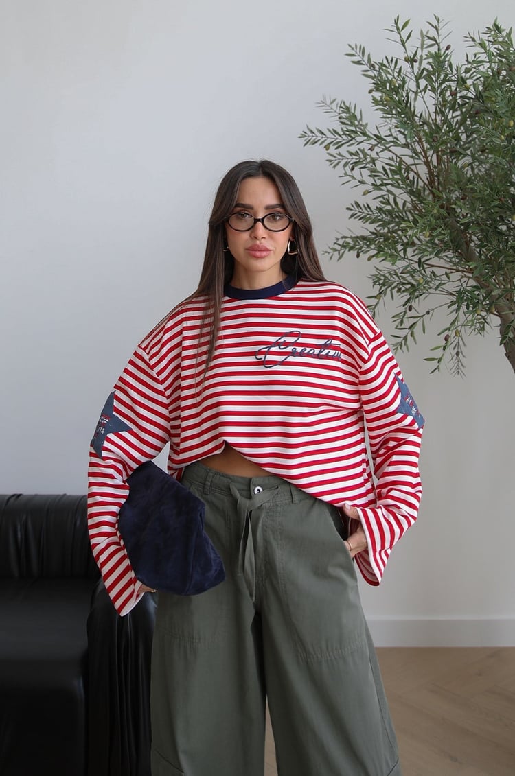 Kırmızı Kolları Yıldız Baskılı Çizgili İnce Sweatshirt 