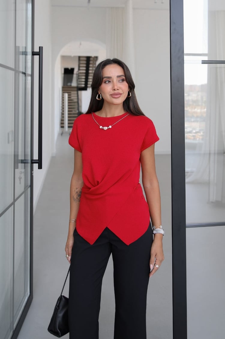 Kırmızı Yandan Düğmeli Kolye Detaylı Bluz