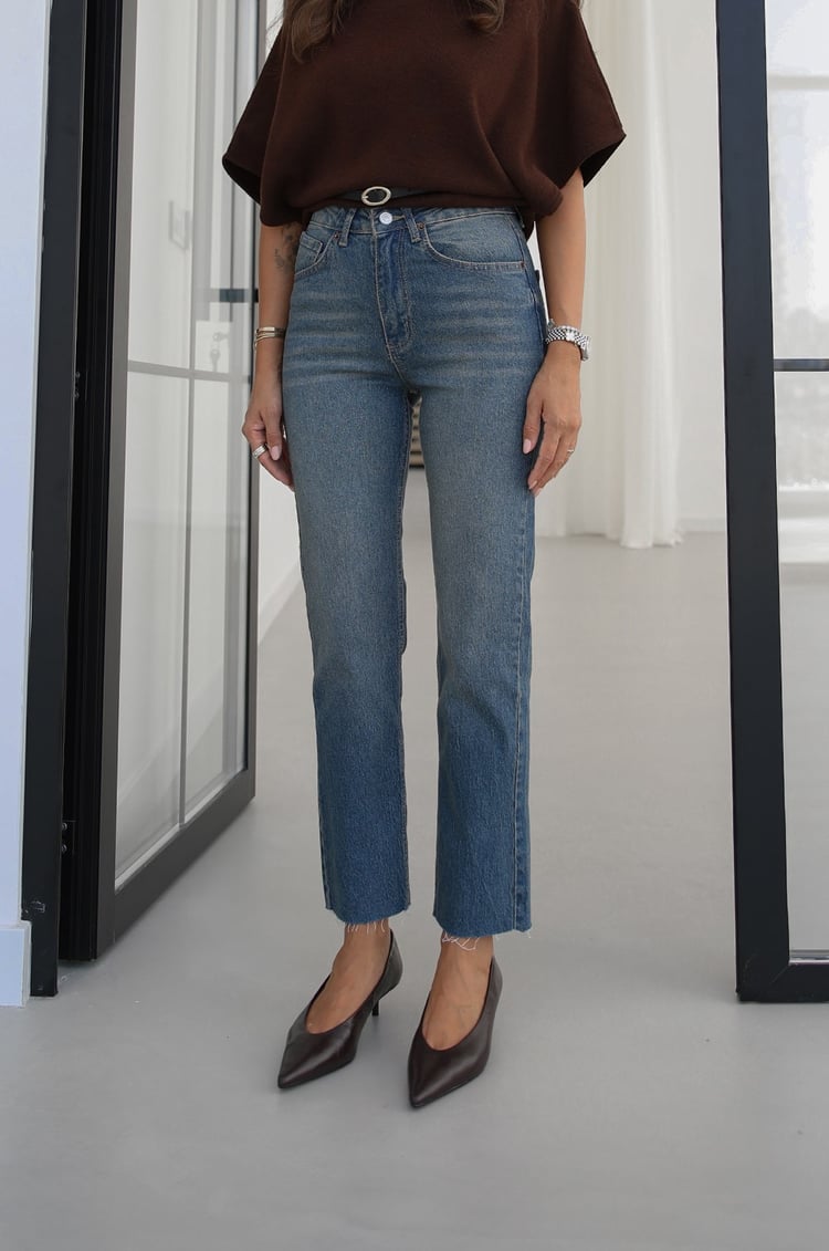 Koyu Mavi Boy Fit Kesik Paça Jean