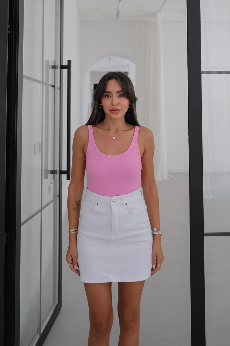 Koyu Pembe Oyuk Yaka Atlet