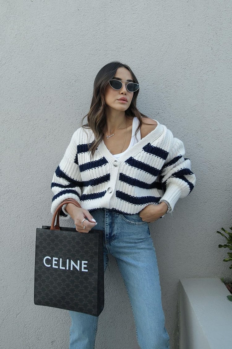 Krem Lacivert Çizgili Dört Düğmeli Hırka