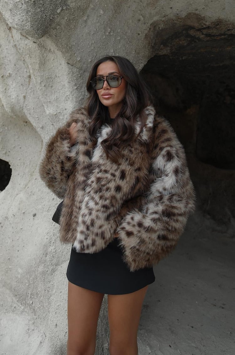 Leopar Desenli Katlı Yakalı Kürk