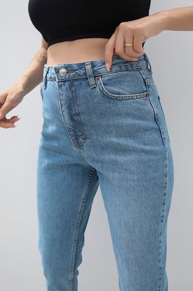 Mavi Yıkamalı Kesik Paça Mom Jean