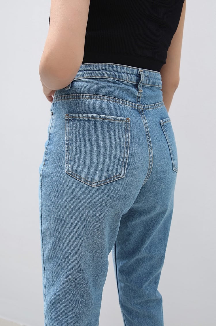 Mavi Yıkamalı Kesik Paça Mom Jean