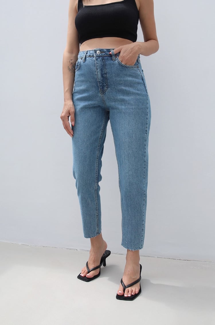 Mavi Yıkamalı Kesik Paça Mom Jean