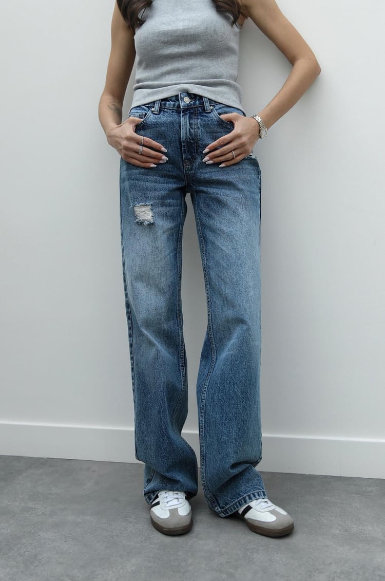 Mavi Yırtık Detaylı Straight Jean