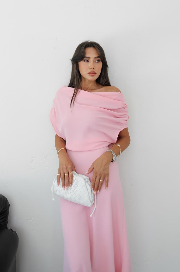 Pembe Omuzları Büzgü Detaylı Uzun Elbise