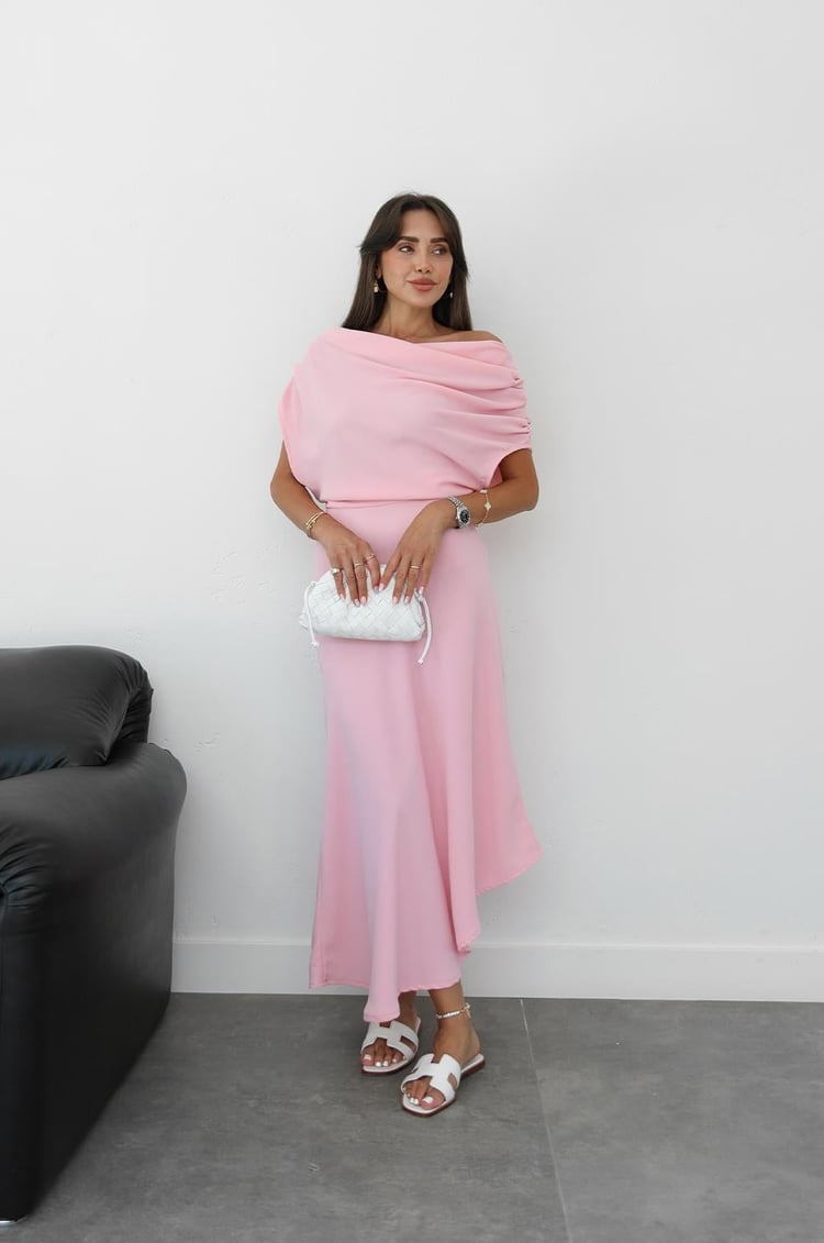 Pembe Omuzları Büzgü Detaylı Uzun Elbise