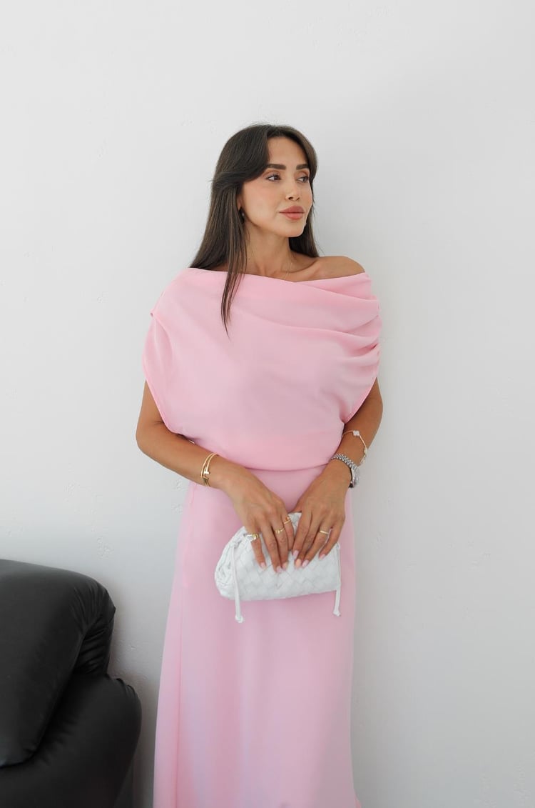 Pembe Omuzları Büzgü Detaylı Uzun Elbise