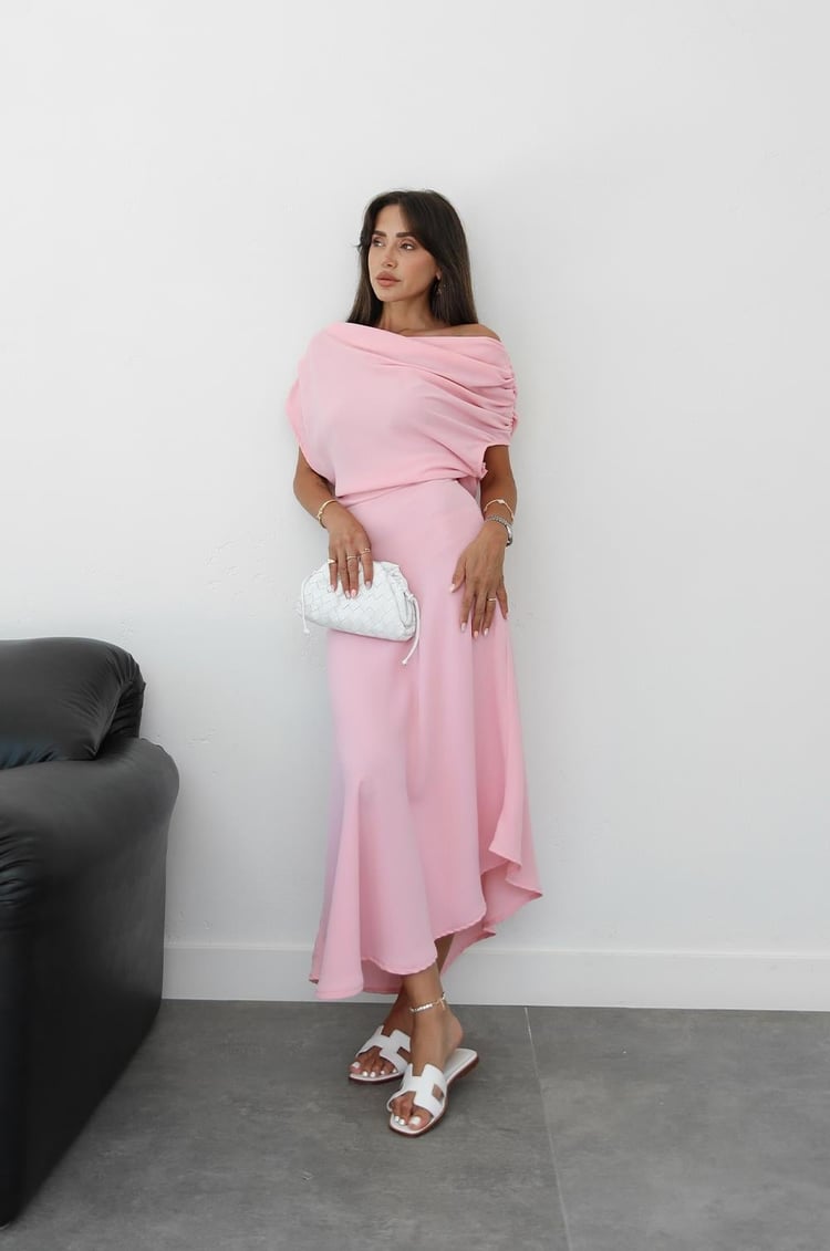 Pembe Omuzları Büzgü Detaylı Uzun Elbise