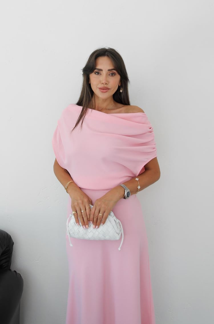 Pembe Omuzları Büzgü Detaylı Uzun Elbise