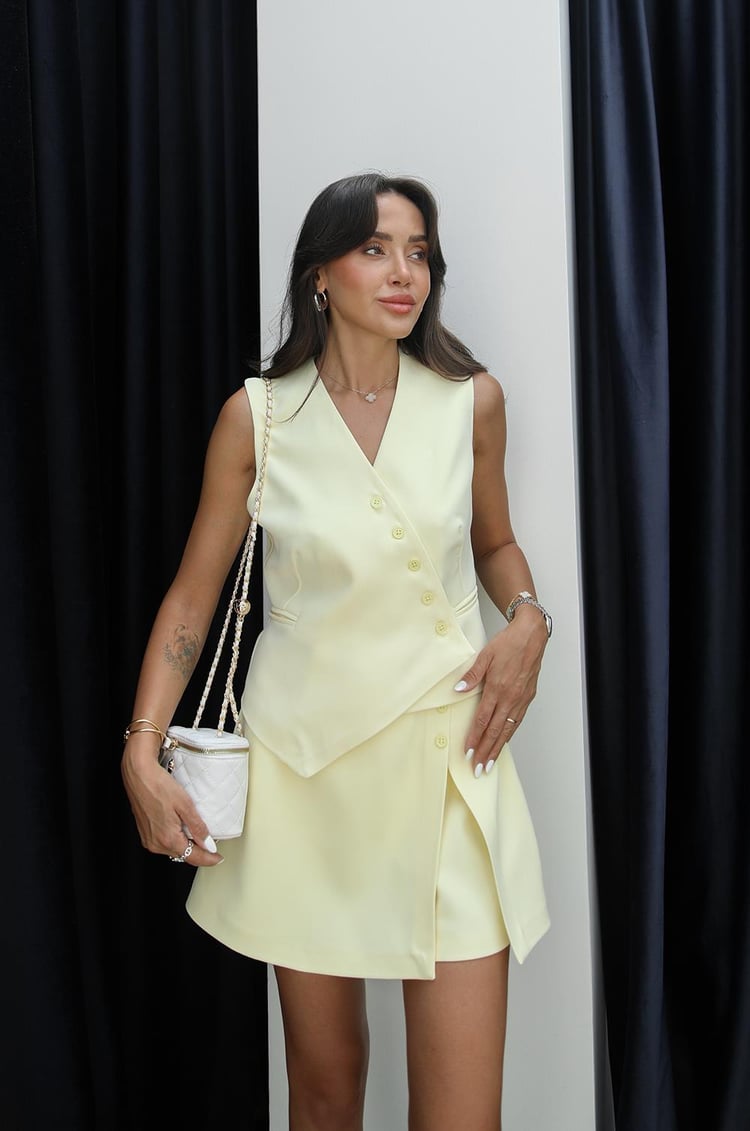 Sarı Asimetrik Düğmeli Yelek Şort Etek Takım