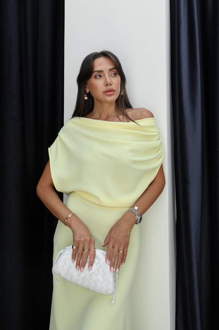 Sarı Omuzları Büzgü Detaylı Uzun Elbise