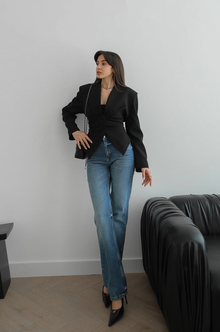 Siyah Arkası Bağlama Detaylı Blazer Ceket