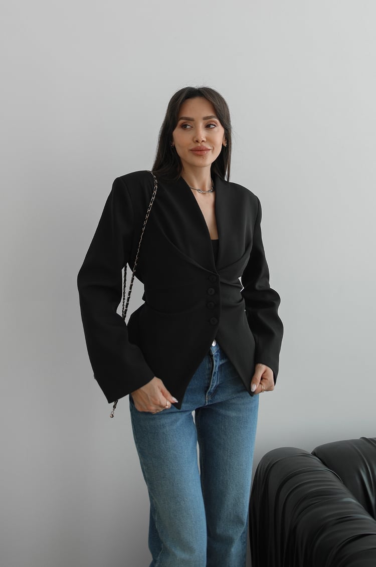 Siyah Arkası Bağlama Detaylı Blazer Ceket