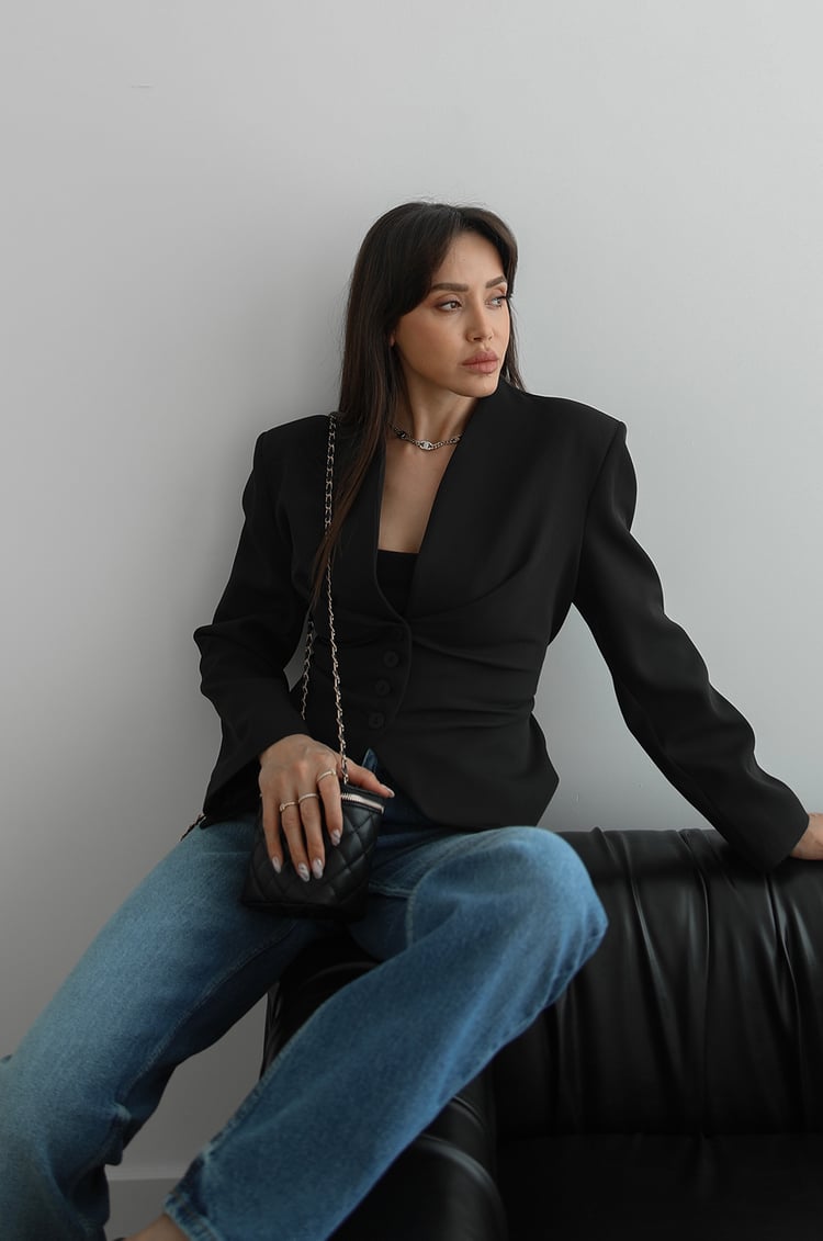 Siyah Arkası Bağlama Detaylı Blazer Ceket