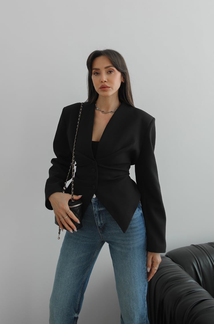 Siyah Arkası Bağlama Detaylı Blazer Ceket