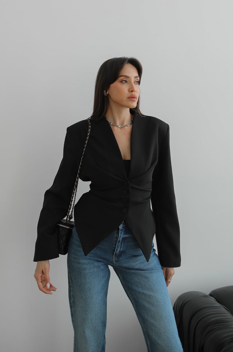 Siyah Arkası Bağlama Detaylı Blazer Ceket