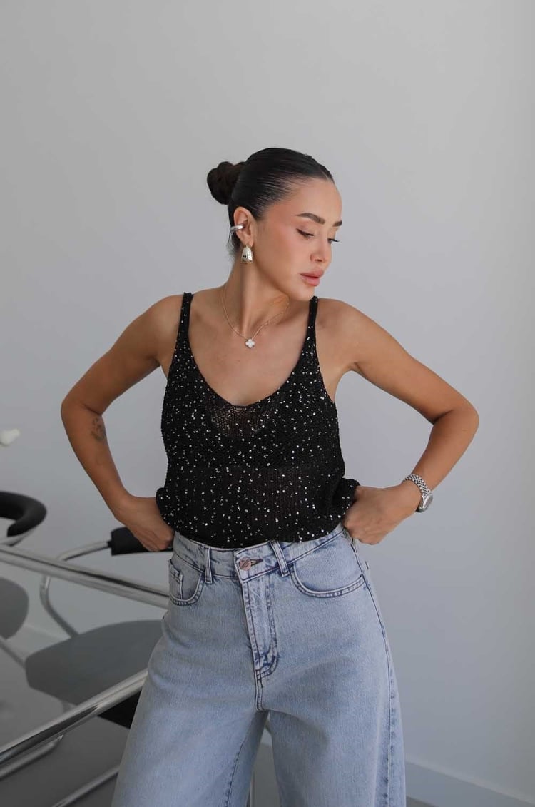 Siyah Askılı Pullu Triko Bluz