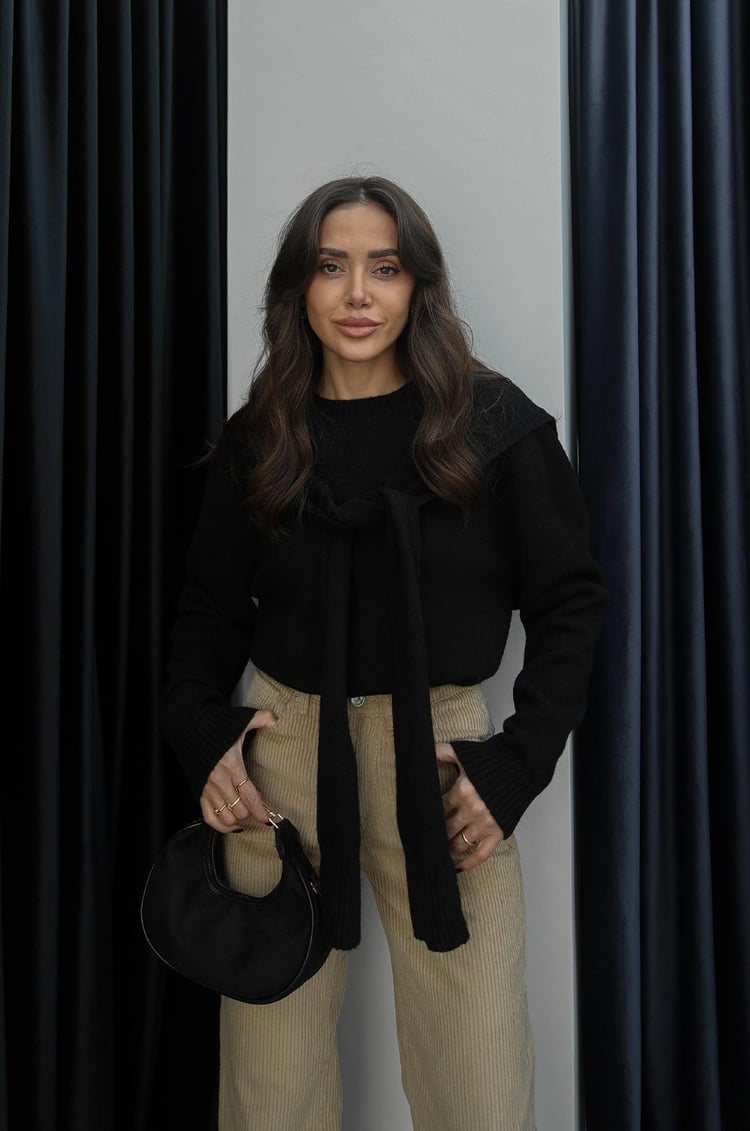 Siyah Atkı Detaylı Kazak