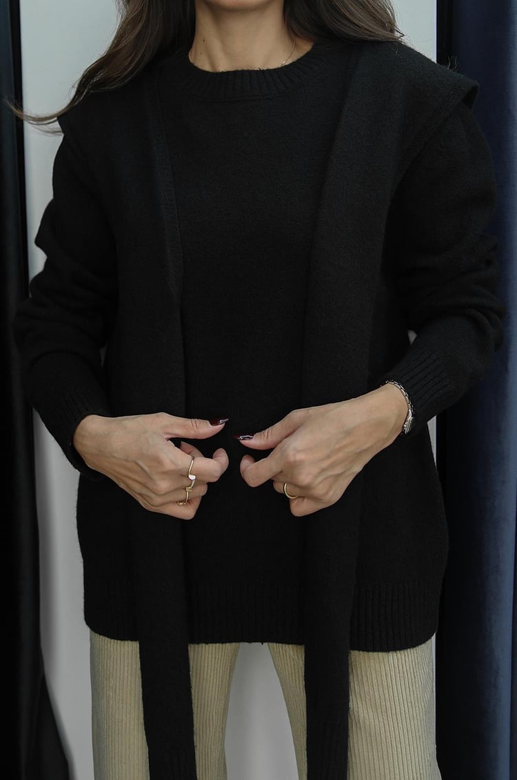 Siyah Atkı Detaylı Kazak