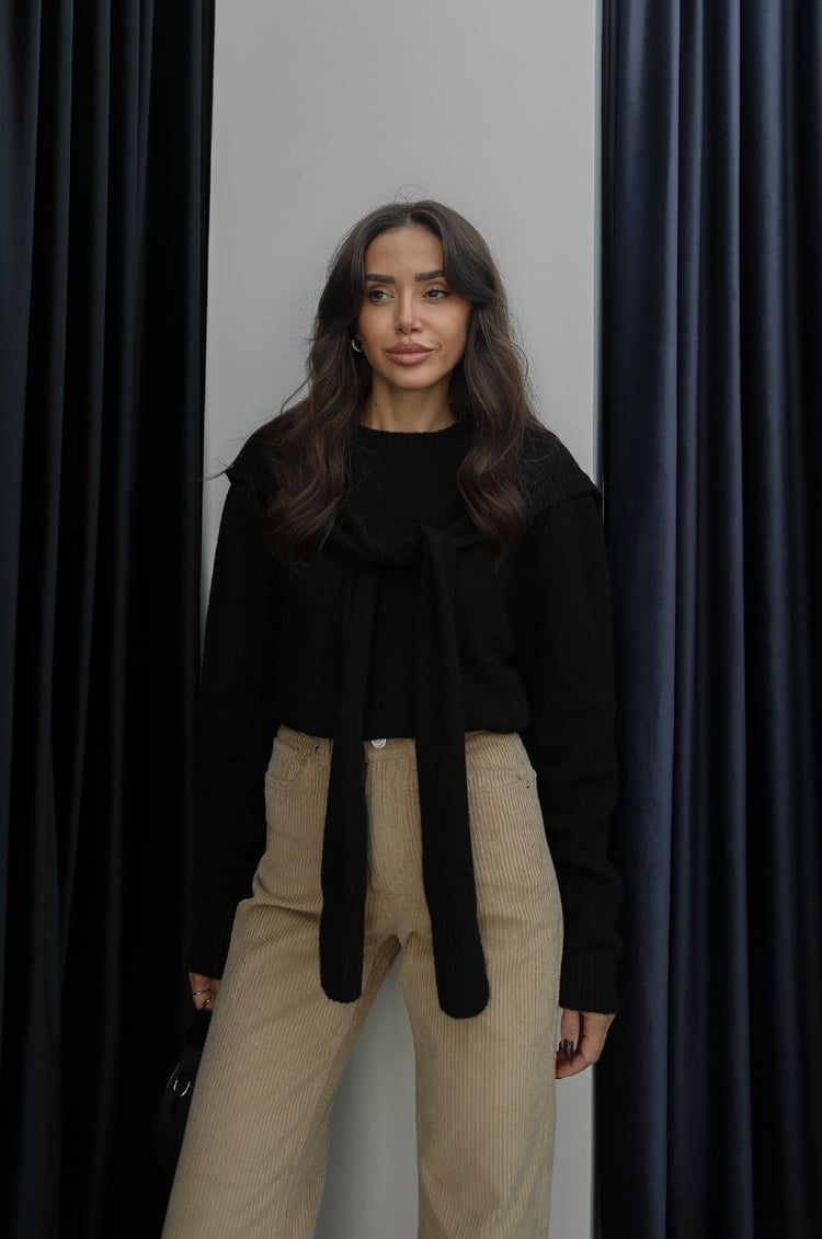 Siyah Atkı Detaylı Kazak