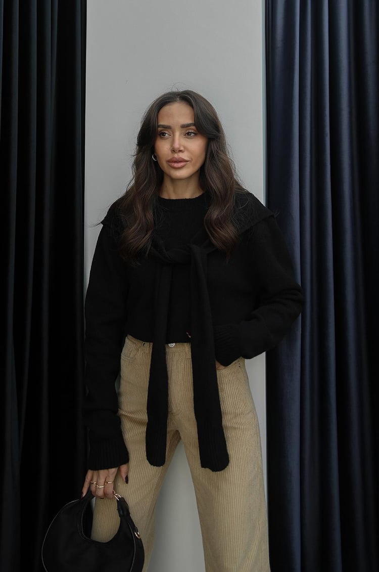 Siyah Atkı Detaylı Kazak