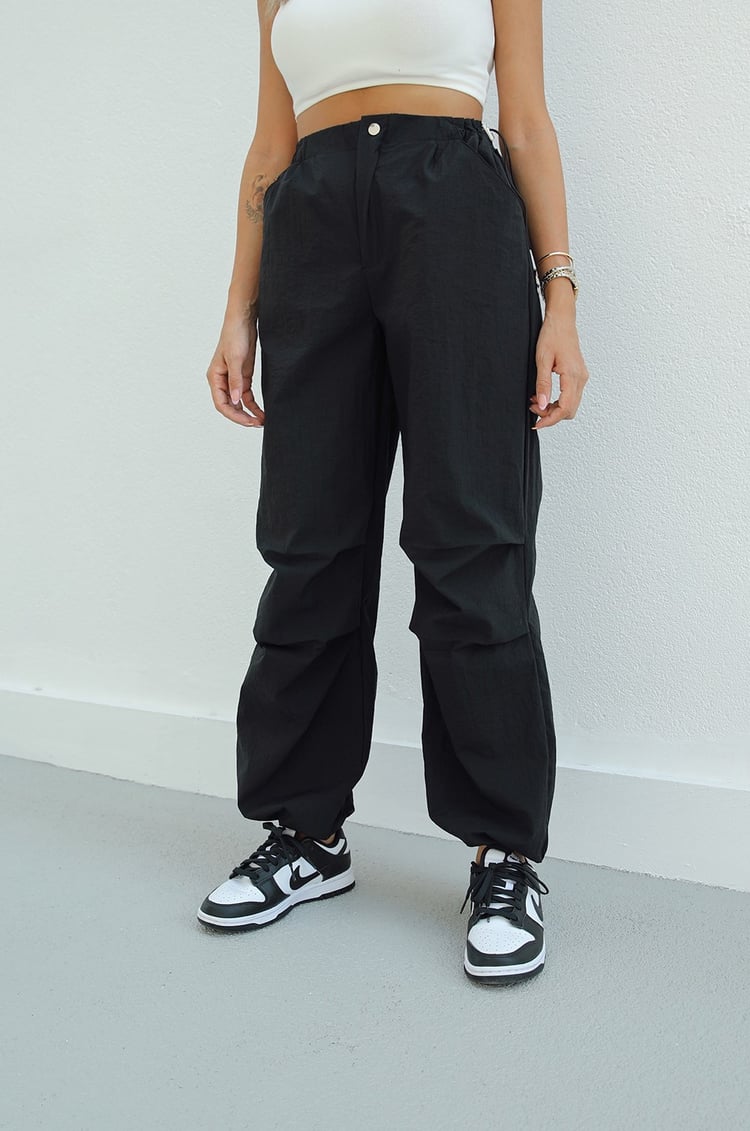 Siyah Beli ve Paçası Büzgülü Paraşüt Jogger Pantolon