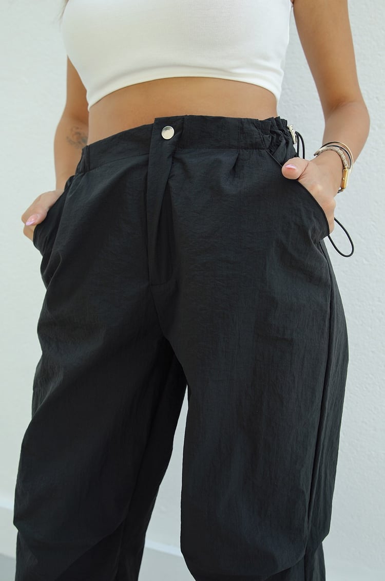 Siyah Beli ve Paçası Büzgülü Paraşüt Jogger Pantolon