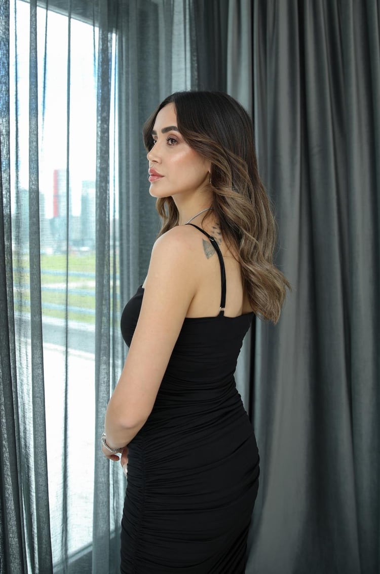 Siyah Büzgü Detaylı Askılı Elbise