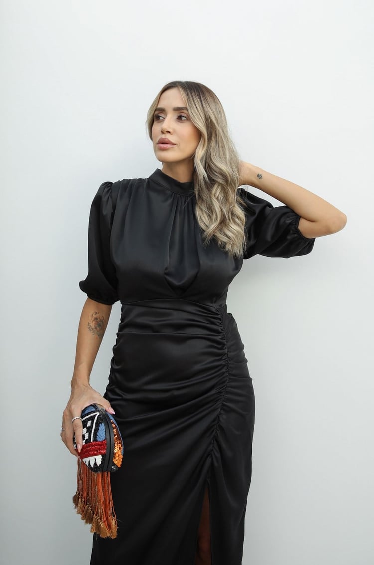 Siyah Büzgülü Yırtmaçlı Saten Elbise