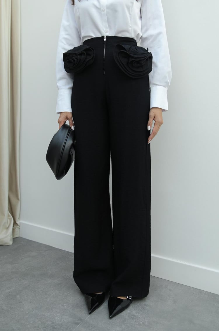 Siyah Çift Gül Broşlu Pantolon