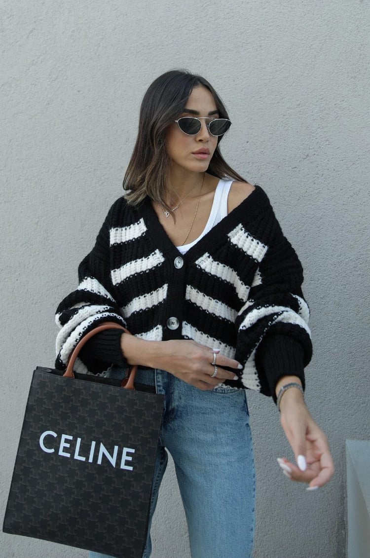 Siyah Çizgili Dört Düğmeli Hırka