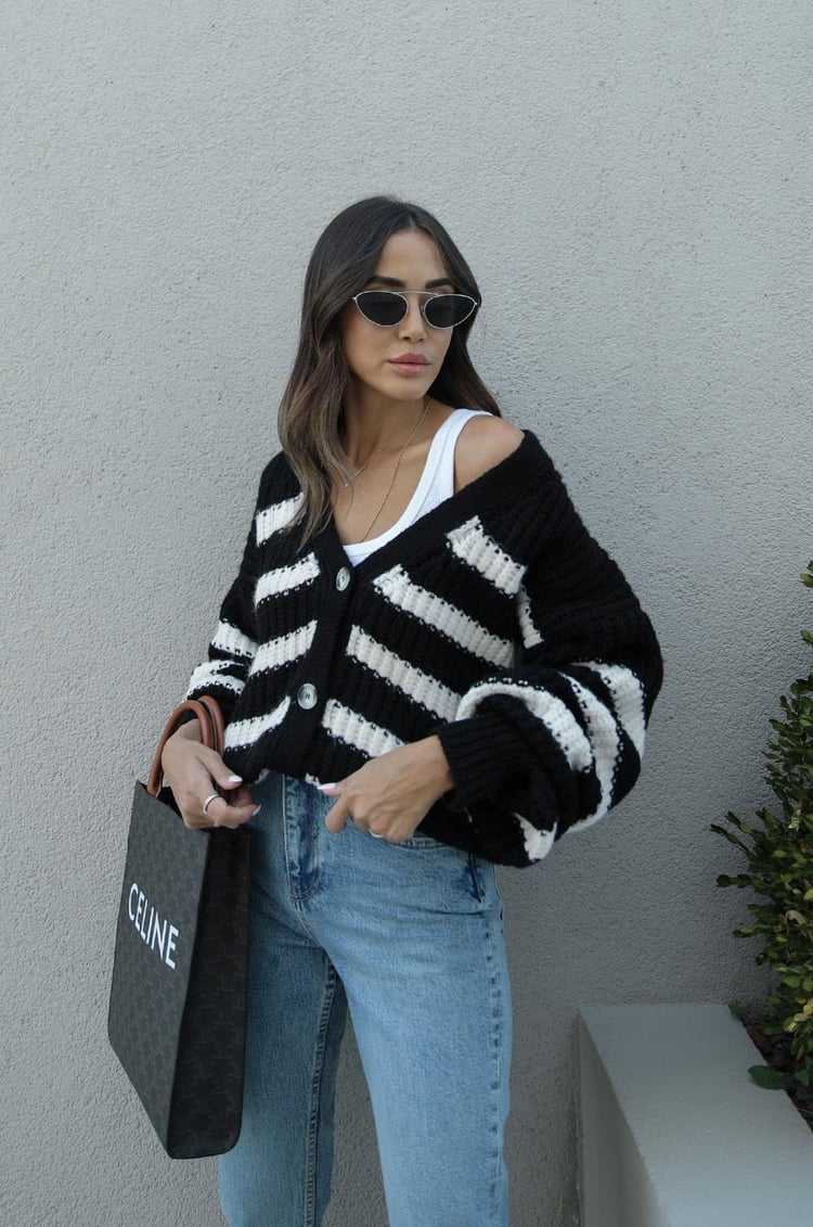 Siyah Çizgili Dört Düğmeli Hırka