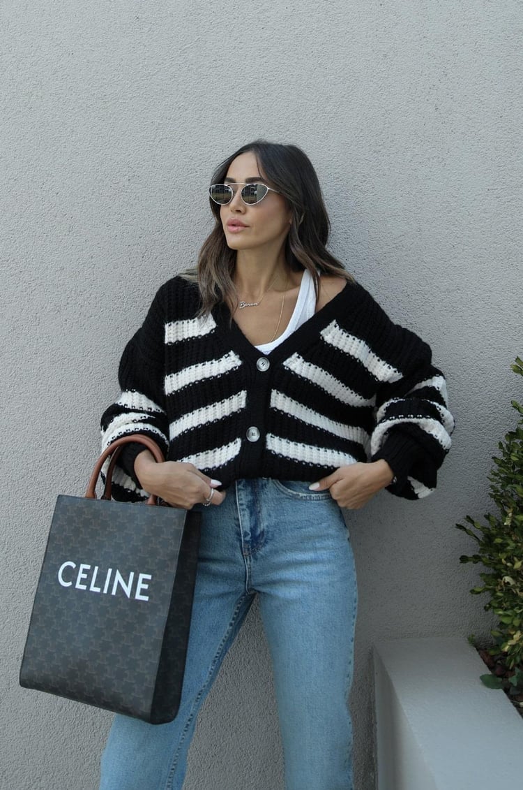 Siyah Çizgili Dört Düğmeli Hırka