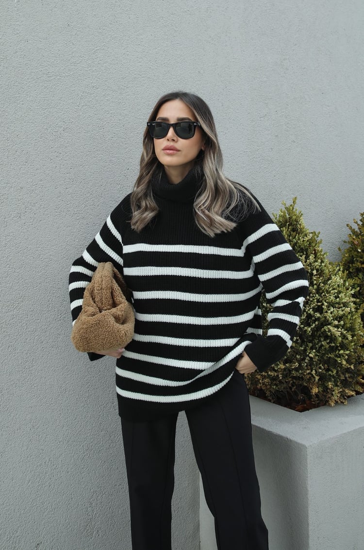 Siyah Çizgili Geniş Balıkçı Yaka Kazak