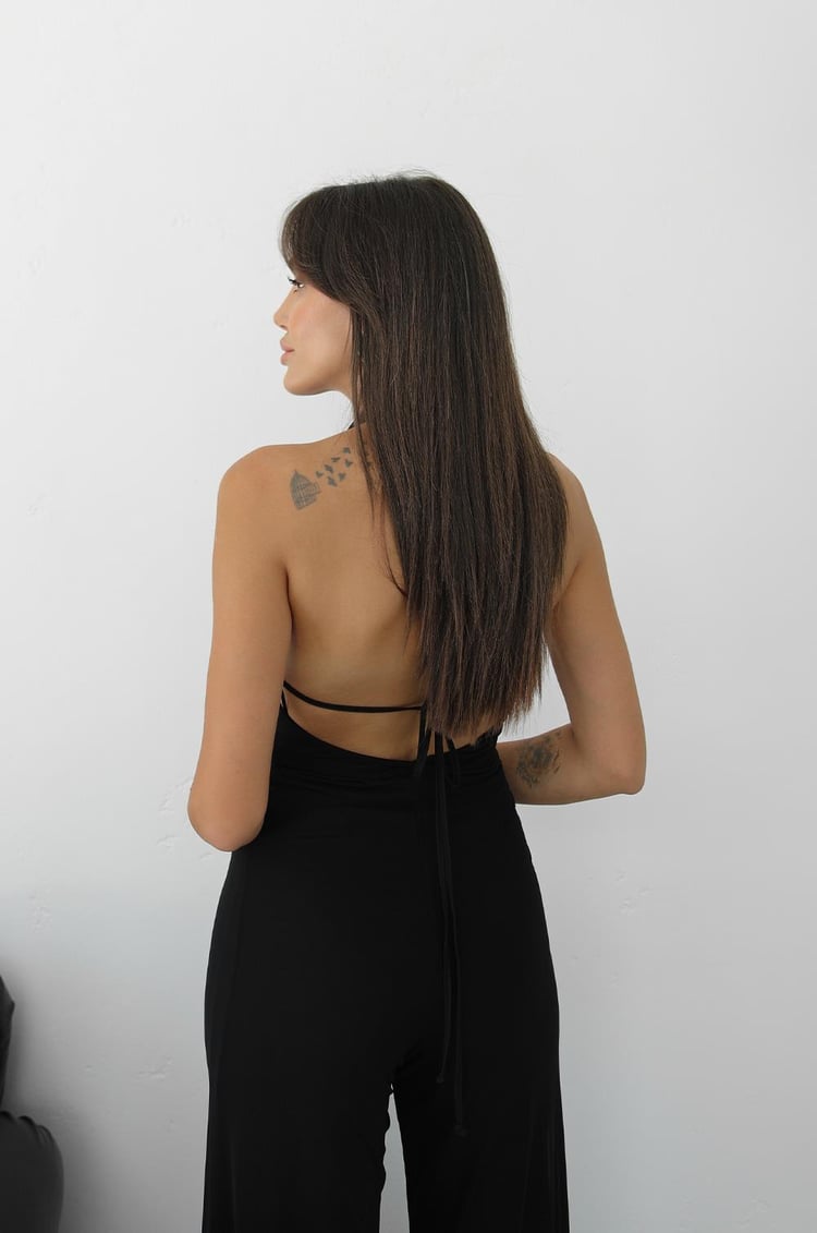 Siyah Dekolteli Boyundan Geçmeli Tulum