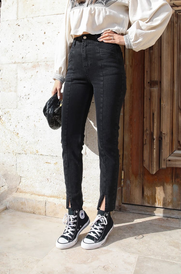 Siyah Dikiş Detaylı Önü Yırtmaçlı Jean