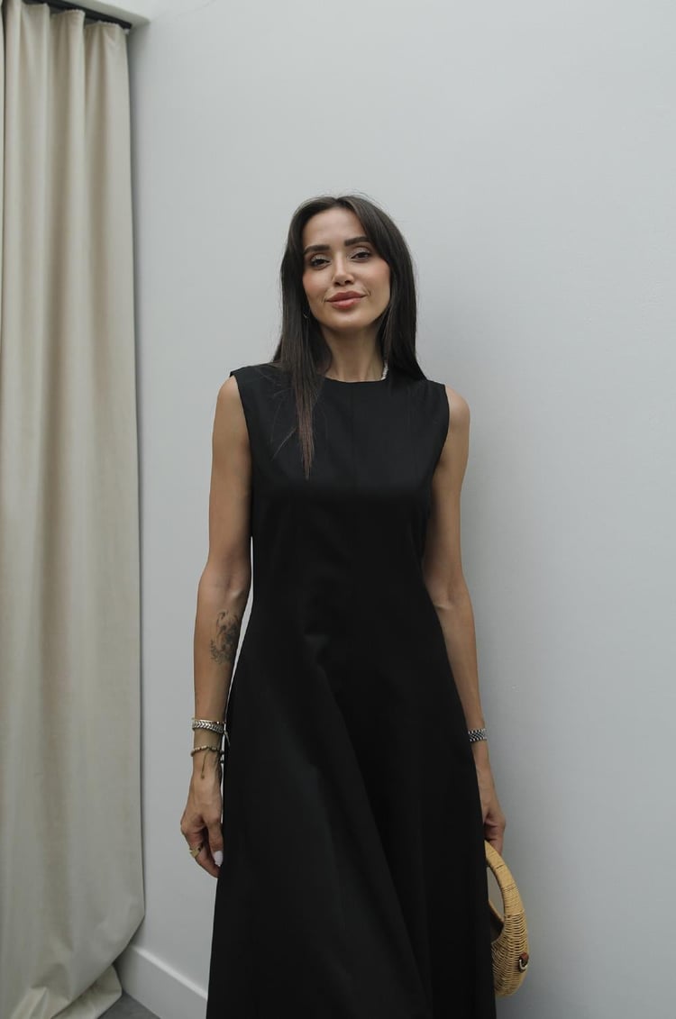 Siyah Dikiş Detaylı Sıfır Kol Elbise
