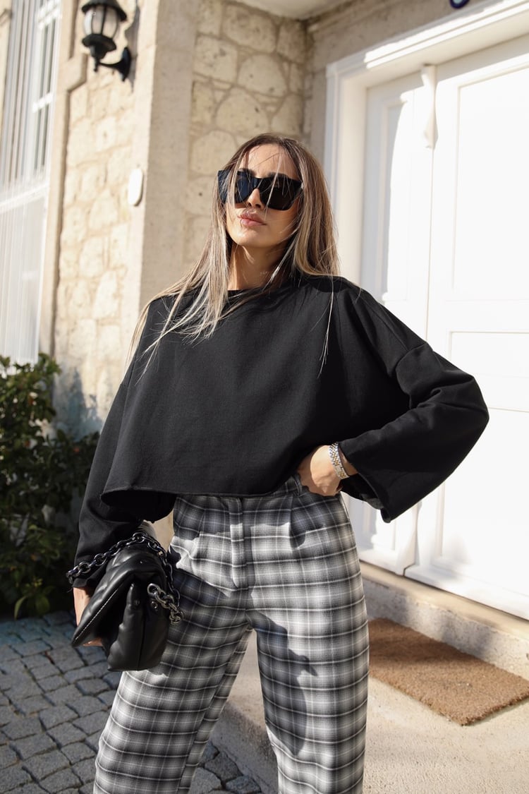 Siyah Etek Ucu Dikişsiz Sweatshirt