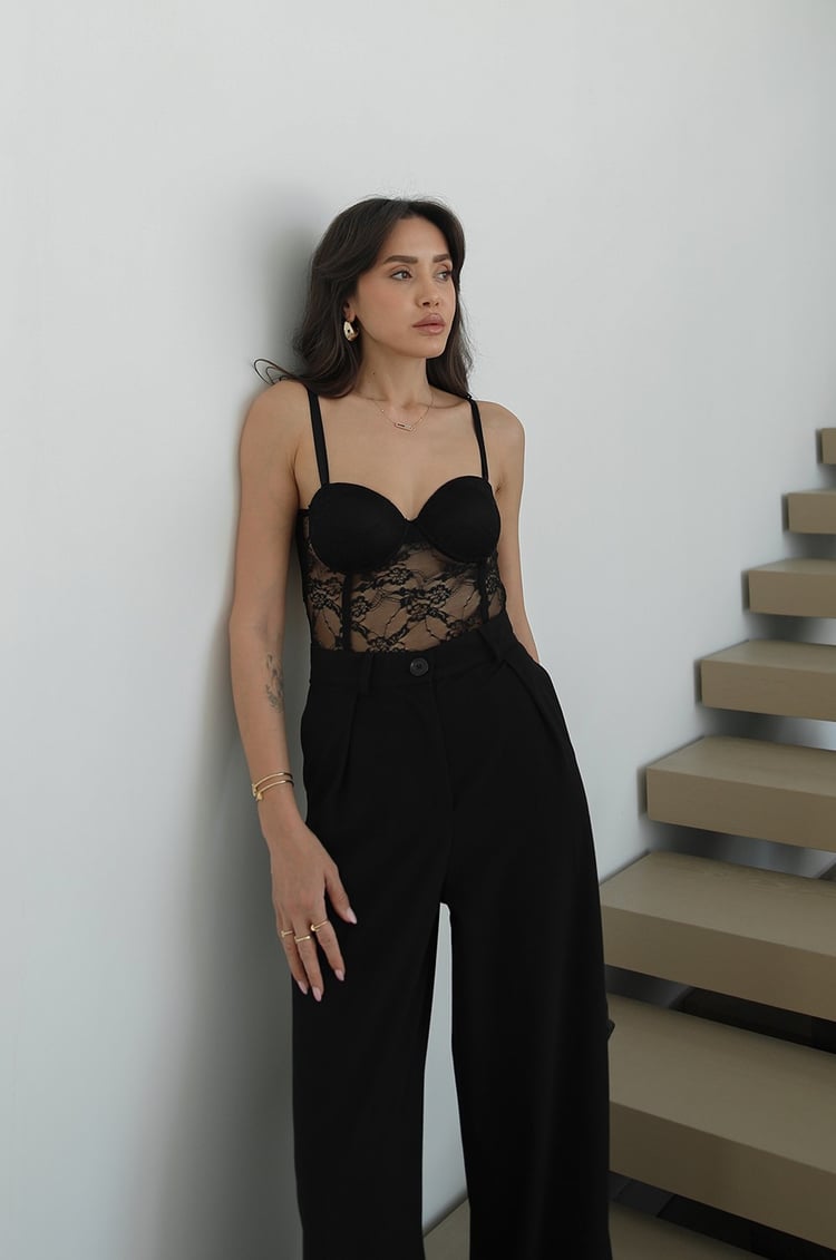 Siyah Floral Dantel İşlemeli Bodysuit