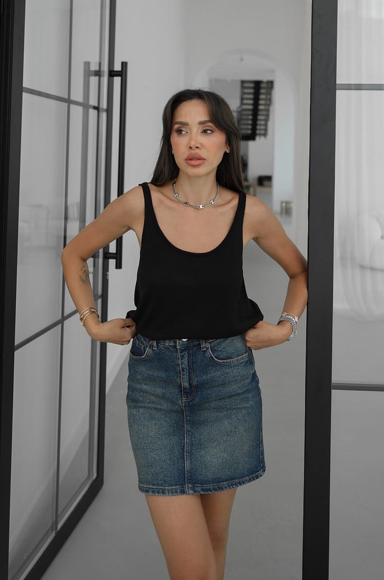 Siyah Geniş Yaka Dökümlü Bluz