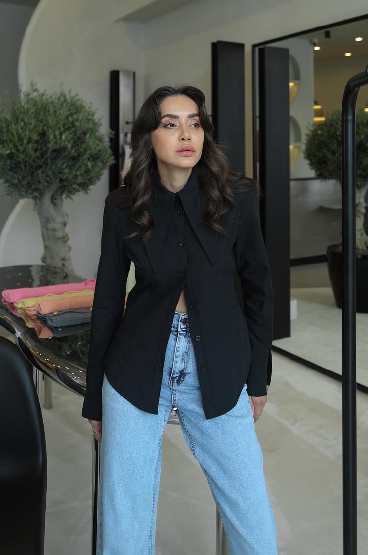 Siyah Geniş Yaka Vatkalı Gömlek