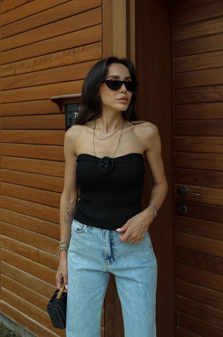 Siyah Gül Detaylı Straplez Bluz