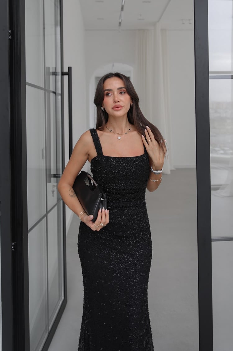 Siyah Kare Yaka Boncuklu Tül Elbise