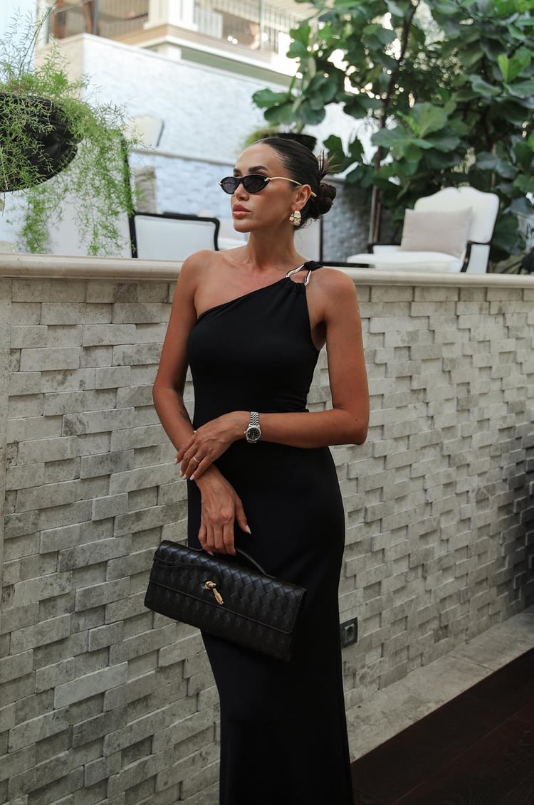 Siyah Omuz Akseuar Detaylı Elbise