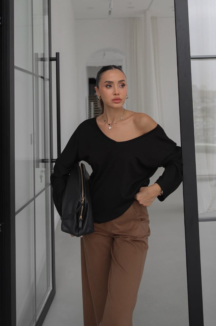 Siyah Önü Ve Arkası V Yaka Bluz