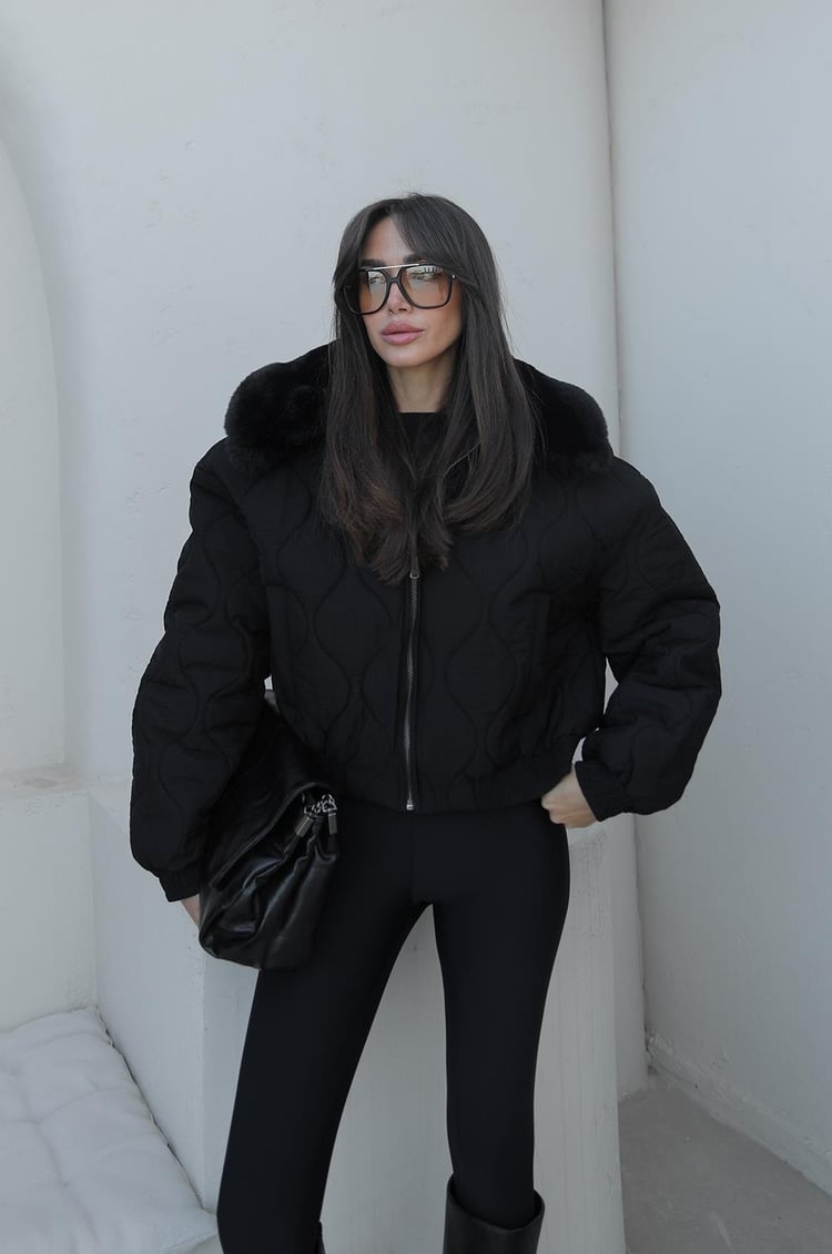 Siyah Posey Kürk Detaylı Kapitone Mont